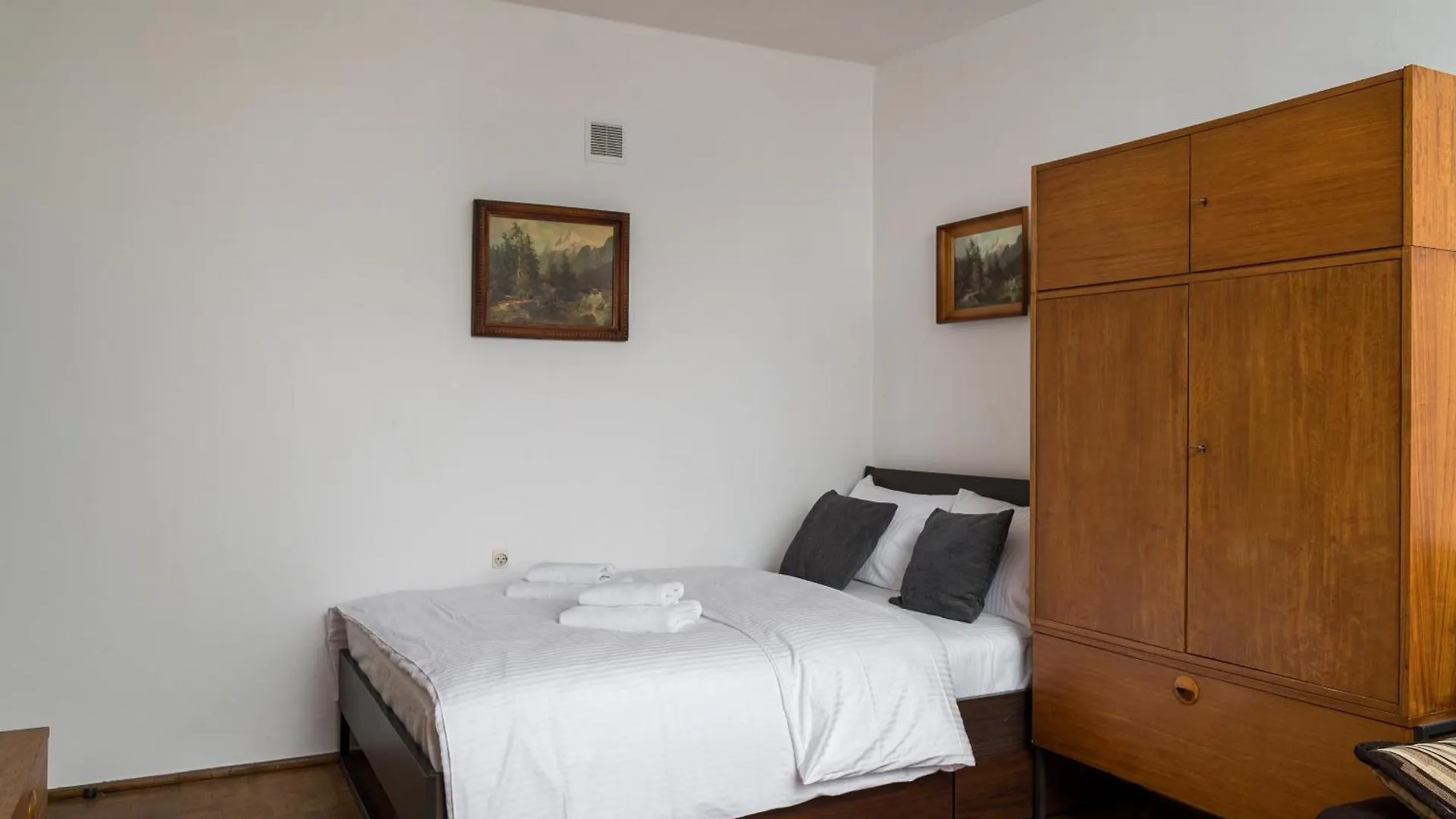 Old Town 3-Bedroom Apartment Warsaw